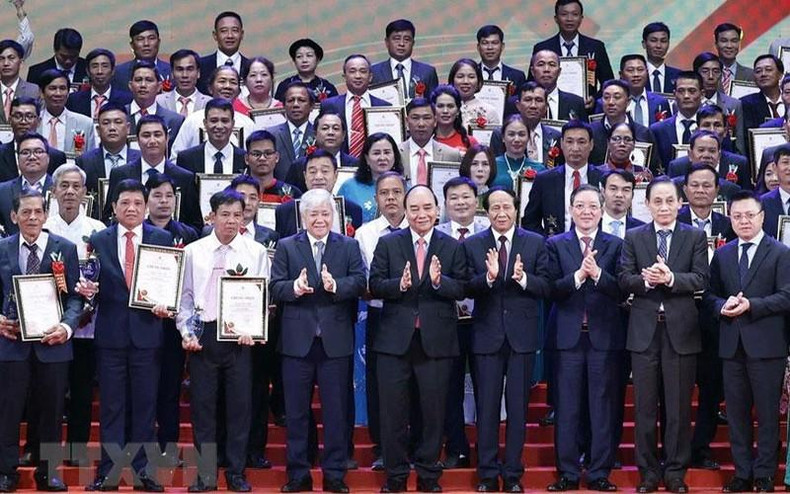 El presidente Nguyen Xuan Phuc, otros dirigentes y 100 excelentes agricultores vietnamitas en 2022. (Foto: VNA) El presidente Nguyen Xuan Phuc, otros dirigentes y 100 excelentes agricultores vietnamitas en 2022. (Foto: VNA)