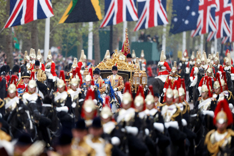 El rey Carlos III y la reina Camila se sientan en el carruaje del Jubileo de Diamante en las calles de Londres. El rey Carlos III y la reina Camila se sientan en el carruaje del Jubileo de Diamante en las calles de Londres.