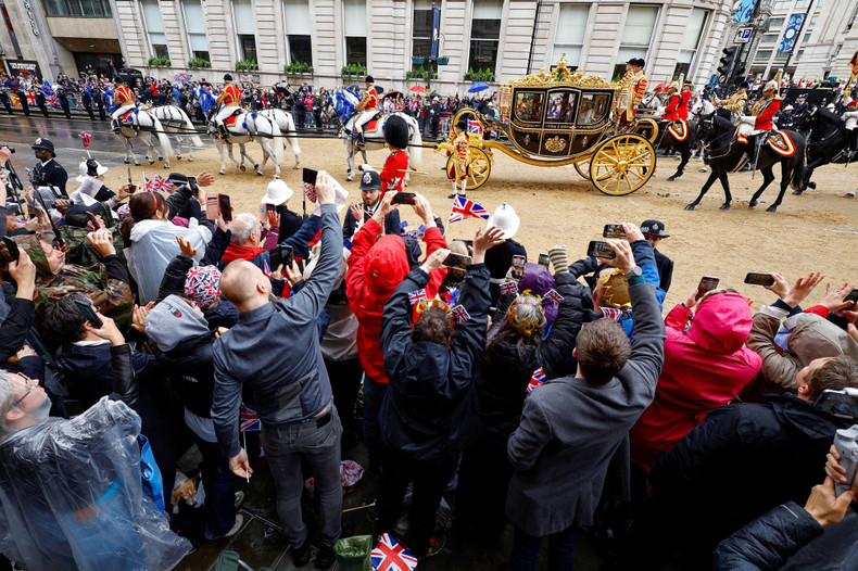 Los londinenses presencian el desfile del rey Carlos III y la reina Camila. Los londinenses presencian el desfile del rey Carlos III y la reina Camila.