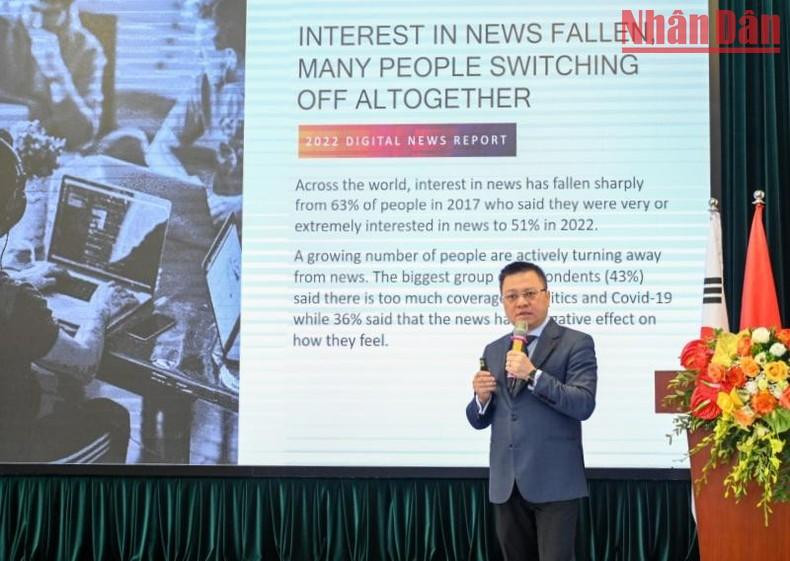 El periodista Le Quoc Minh expone el tema "Periodismo - comunicación en el flujo de la transformación digital y la integración internacional".