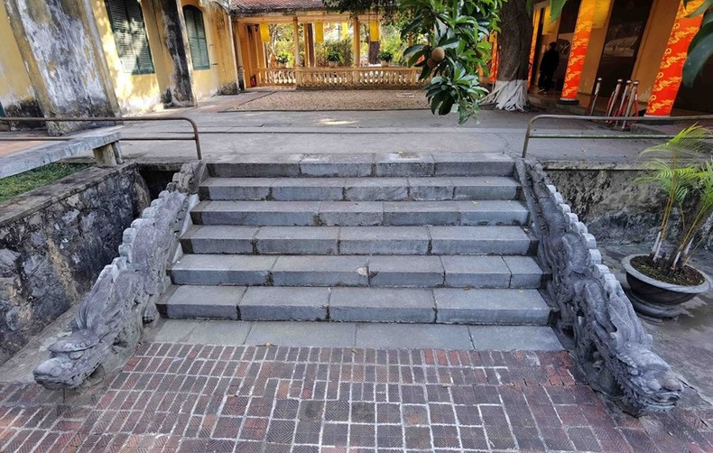 La escalinata del dragón del Palacio Kinh Thien, construida en el siglo XVII. La escalinata del dragón del Palacio Kinh Thien, construida en el siglo XVII.