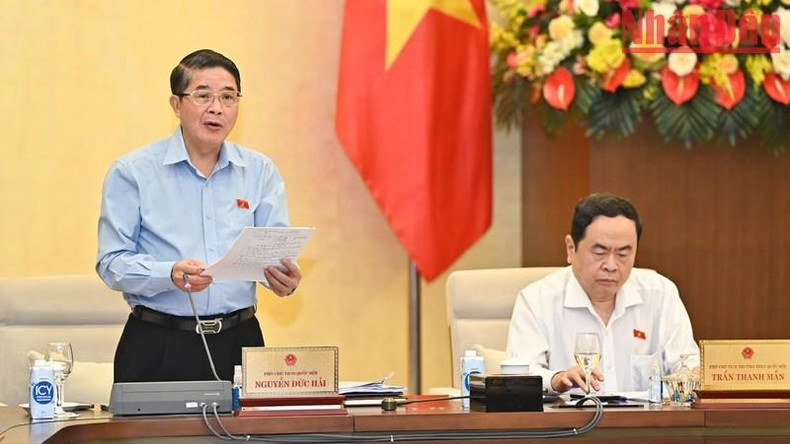 El vicepresidente del Parlamento, Nguyen Duc Hai, dirige la discusión sobre el proyecto de Ley de Transacciones Electrónicas (modificada). El vicepresidente del Parlamento, Nguyen Duc Hai, dirige la discusión sobre el proyecto de Ley de Transacciones Electrónicas (modificada).