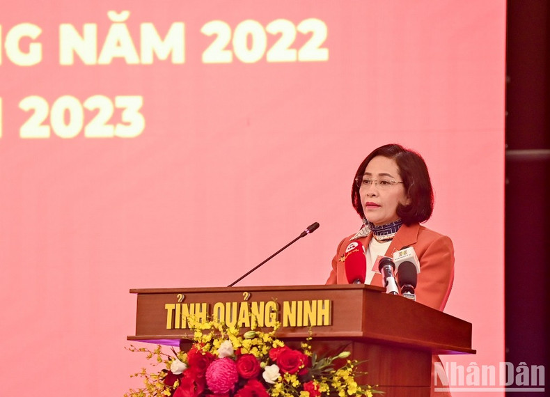 Nguyen Thi Thanh, jefa de la Comisión de Asuntos de Diputados del Comité Permanente de la Asamblea Nacional, presenta el informe en la conferencia.