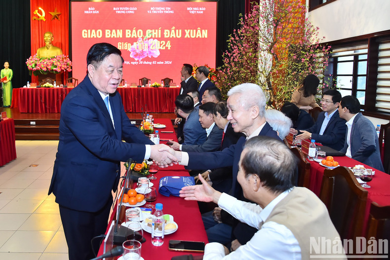 Trong Nghia con los delegados en el evento.