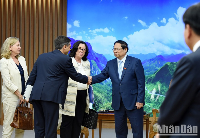 Minh Chinh da la bienvenida a la delegación de BM.