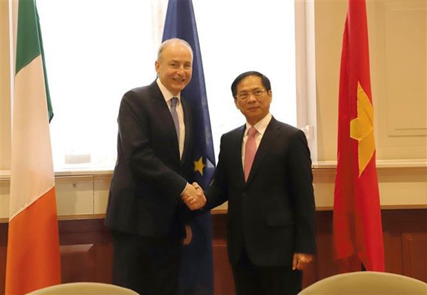 El canciller de Vietnam, Bui Thanh Son, se reúne con el viceprimer ministro (Tánaiste) y ministro de Relaciones Exteriores y de Defensa de Irlanda, Micheál Martin. El canciller de Vietnam, Bui Thanh Son, se reúne con el viceprimer ministro (Tánaiste) y ministro de Relaciones Exteriores y de Defensa de Irlanda, Micheál Martin.