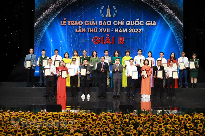 El viceprimer ministro Tran Luu Quang y el vicepresidente de la Asamblea Nacional Tran Quang Phuong entregan el Premio B a los ganadores. El viceprimer ministro Tran Luu Quang y el vicepresidente de la Asamblea Nacional Tran Quang Phuong entregan el Premio B a los ganadores.