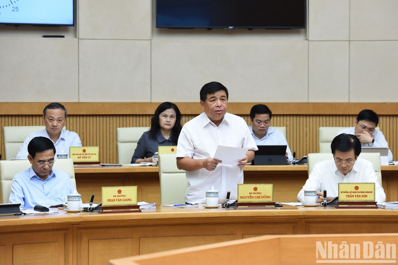 El ministro de Planificación e Inversión, Nguyen Chi Dung, informa sobre la situación socioeconómica en julio. El ministro de Planificación e Inversión, Nguyen Chi Dung, informa sobre la situación socioeconómica en julio.