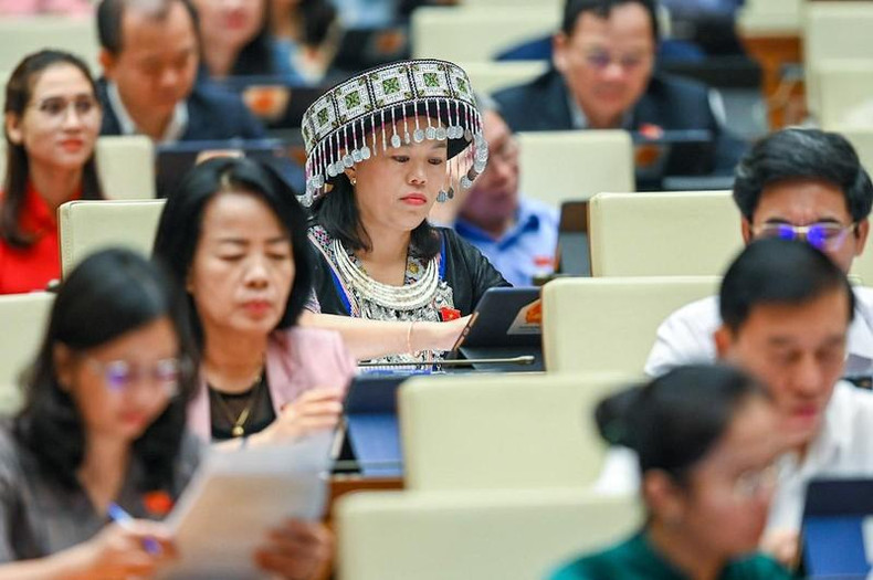 La diputada Khang Thi Mao de la provincia de Yen Bai asiste a la reunión.