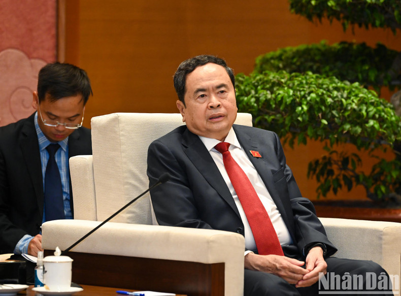 Thanh Man habla en el evento.