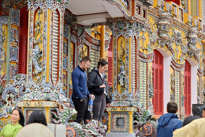 Los turistas extranjeros descubren la belleza única del Palacio Kien Trung. Los turistas extranjeros descubren la belleza única del Palacio Kien Trung.
