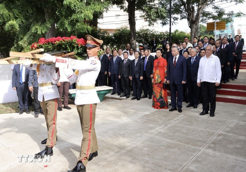 El secretario general del Partido Comunista de Vietnam y presidente del país, To Lam, su esposa y una delegación de alto nivel colocan ofrendas florales en el busto dedicado al Presidente Ho Chi Minh en el parque que lleva su nombre en La Habana, Cuba.