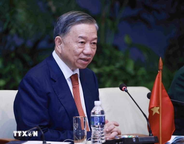 El dirigente vietnamita habla en la reunión.