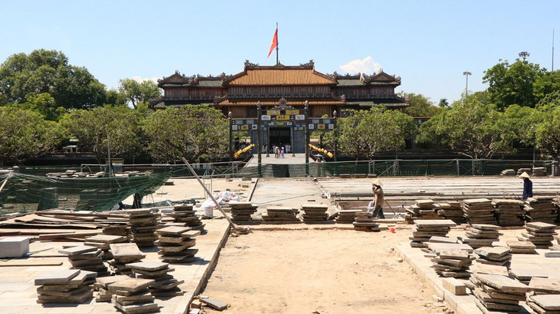El patio frente al palacio se está completando gradualmente.