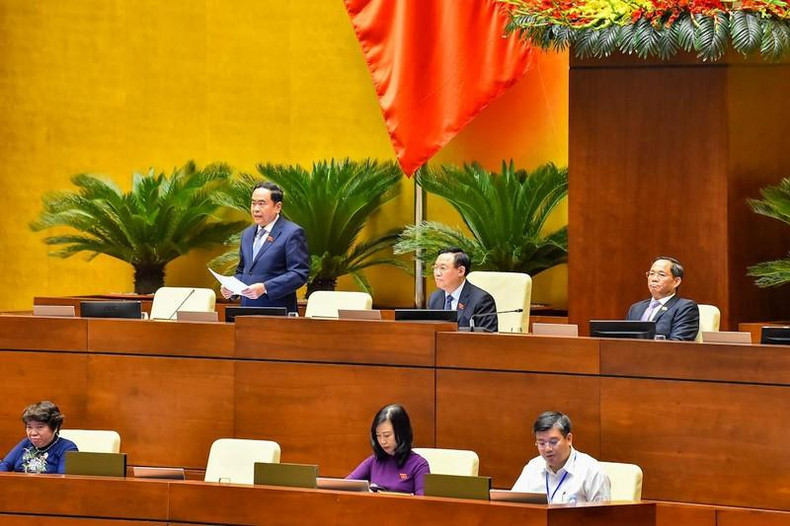 El vicepresidente permanente de la AN Tran Thanh Man conduce el debate sobre el proyecto de la Ley de Examen y Tratamiento Médico (modificada).