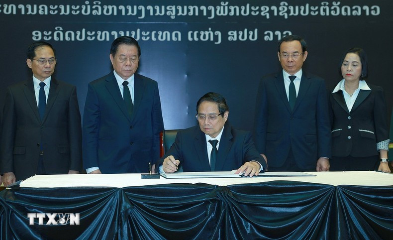 El jefe de Gobierno vietnamita escribe en el libro de condolencias.