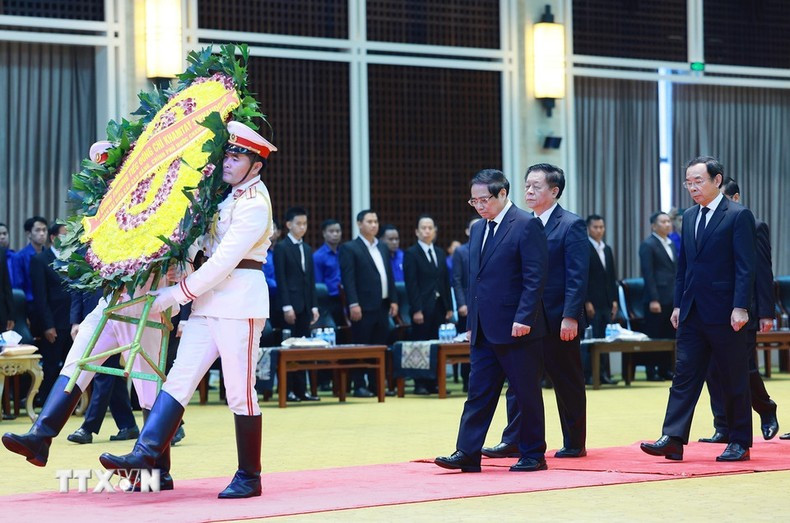 El premier vietnamita rinde homenaje al difunto.