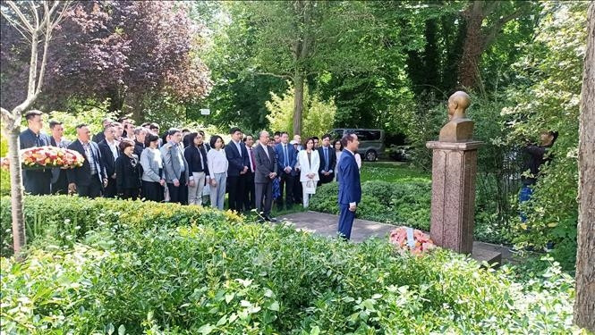El embajador de Vietnam en Francia, Dinh Toan Thang, y el embajador vietnamita en Bélgica, Nguyen Van Thao y los participantes del evento en el monumento dedicado al Presidente Ho Chi Minh en el parque de Montreau.