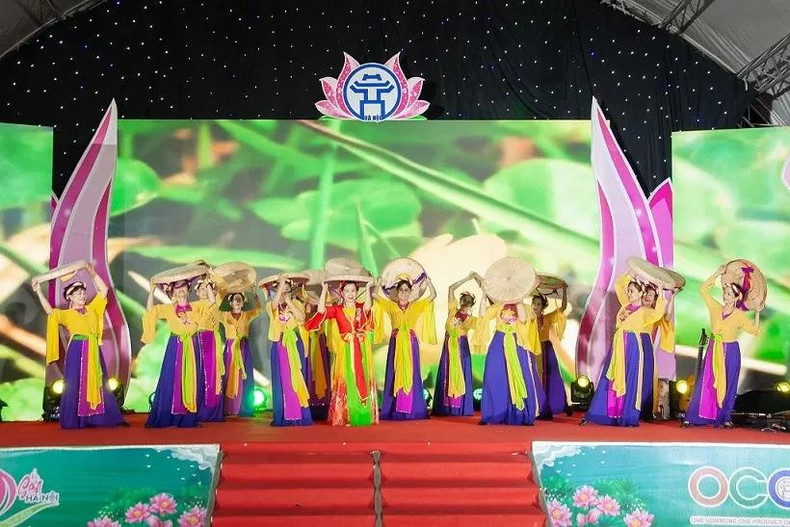 Espectáculo de danza de la artista popular Ngoc Bich y un grupo de danza folclórica vietnamita. (Foto: baoquocte.vn) Espectáculo de danza de la artista popular Ngoc Bich y un grupo de danza folclórica vietnamita. (Foto: baoquocte.vn)