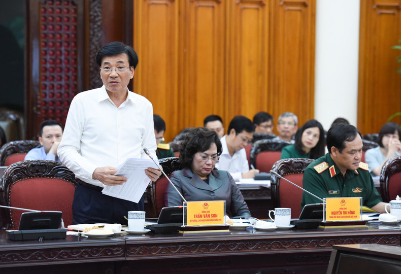 El ministro y jefe de la Oficina Gubernamental, Tran Van Son, presenta su opinión.