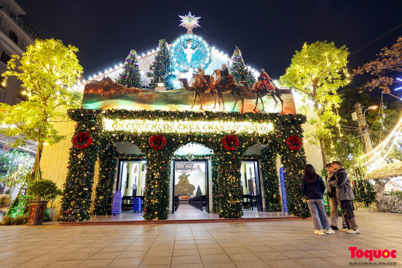 Según los feligreses, la decoración navideña de esta iglesia, que tiene casi cien años, no solo la realizan ellos, sino también los visitantes. Según los feligreses, la decoración navideña de esta iglesia, que tiene casi cien años, no solo la realizan ellos, sino también los visitantes.