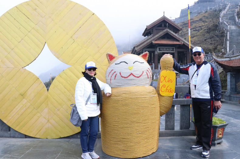 El viaje a Fansipan dejó muy buenas impresiones en los diplomáticos extranjeros en Vietnam. Esta fue una oportunidad para promover la belleza natural, la gente y la cultura de Lao Cai. El viaje a Fansipan dejó muy buenas impresiones en los diplomáticos extranjeros en Vietnam. Esta fue una oportunidad para promover la belleza natural, la gente y la cultura de Lao Cai.