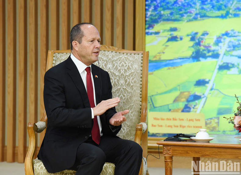 Interviene Nir Barkat.
