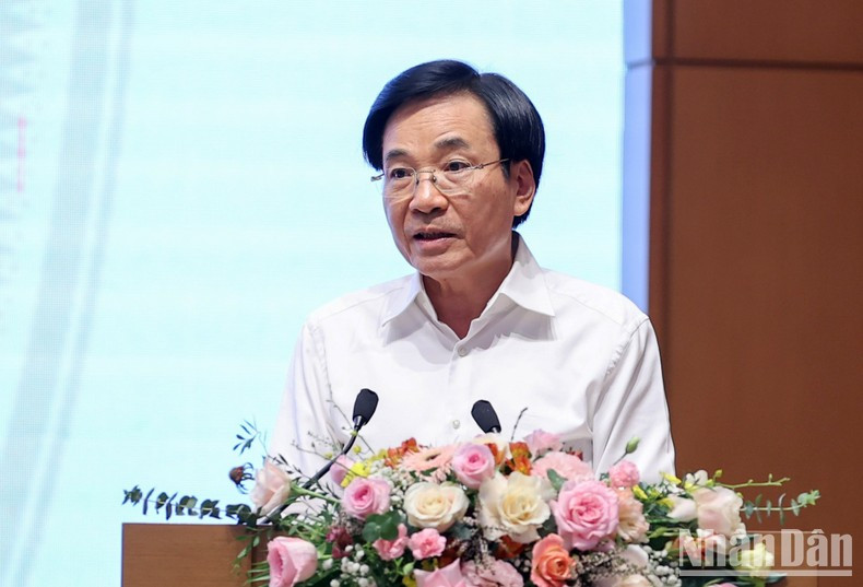 Tran Van Son, ministro y jefe de la Oficina del Gobierno, habla en el evento. Tran Van Son, ministro y jefe de la Oficina del Gobierno, habla en el evento.