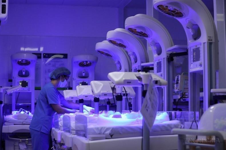 25 años después de recibir el título, la atención médica de Hanói se ha desarrollado constantemente, satisfaciendo cada vez más las necesidades de exámenes y tratamientos médicos de la población. 25 años después de recibir el título, la atención médica de Hanói se ha desarrollado constantemente, satisfaciendo cada vez más las necesidades de exámenes y tratamientos médicos de la población.