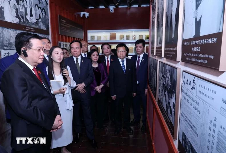 El dirigente escucha una introducción de los objetos exhibidos en la zona. El dirigente escucha una introducción de los objetos exhibidos en la zona.