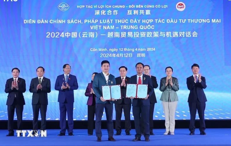 Dinh Hue presencia el intercambio de memorandos de entendimiento sobre cooperación entre empresas de los dos países. Dinh Hue presencia el intercambio de memorandos de entendimiento sobre cooperación entre empresas de los dos países.