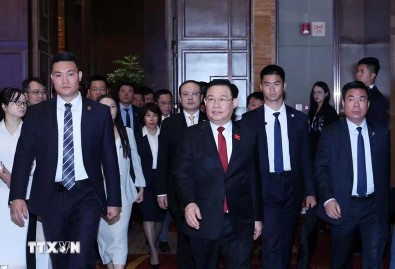 Dinh Hue asiste al Foro de políticas y leyes para fortalecer la cooperación comercial y de inversión Vietnam-China. Dinh Hue asiste al Foro de políticas y leyes para fortalecer la cooperación comercial y de inversión Vietnam-China.