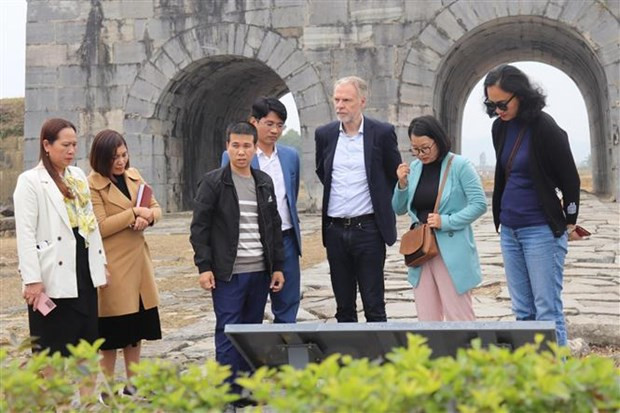 Representantes de la Unesco en la Ciudadela de la dinastía Ho (Fotografía: VNA) Representantes de la Unesco en la Ciudadela de la dinastía Ho (Fotografía: VNA)