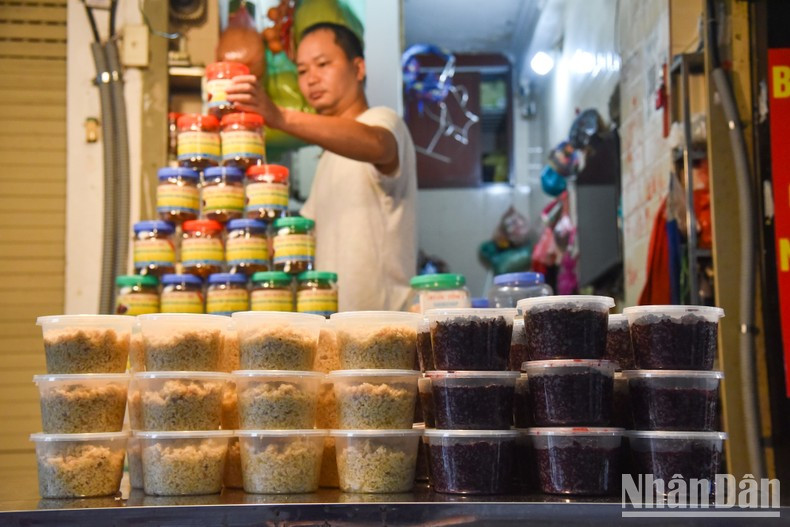 Desde temprano en la mañana, en el mercado Hang Be, en el distrito de Hoan Kiem, los vendedores han preparado artículos para este festival como el Ruou nep y varios tipos de frutas. Desde temprano en la mañana, en el mercado Hang Be, en el distrito de Hoan Kiem, los vendedores han preparado artículos para este festival como el Ruou nep y varios tipos de frutas.