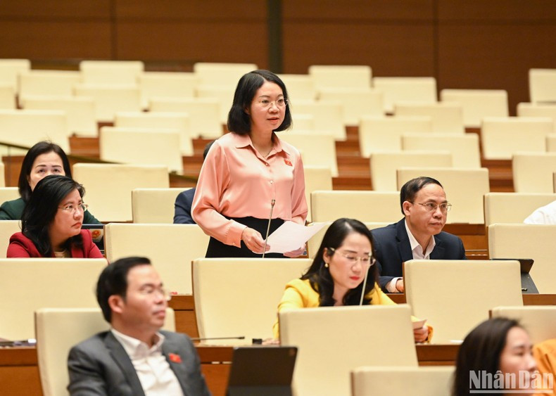 Mai Thi Phuong Hoa, diputada de la provincia de Nam Dinh, habla en el evento.