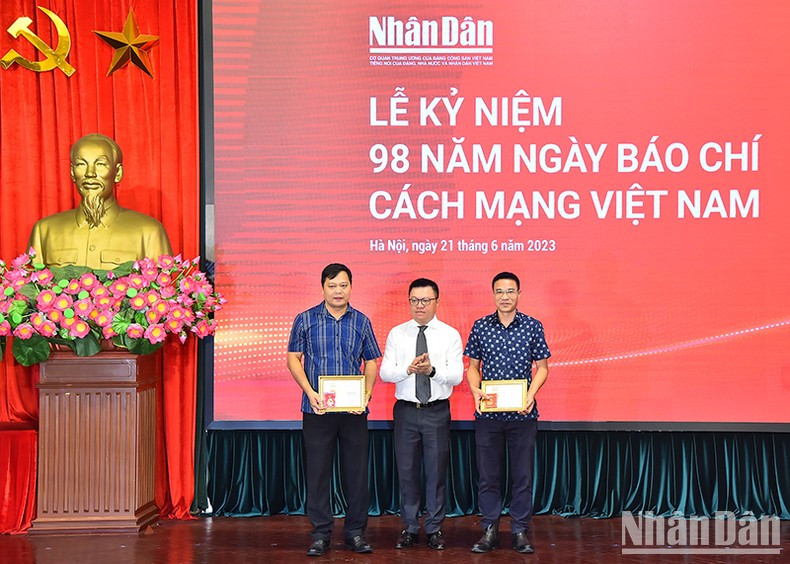 Quoc Minh otorga el reconocimiento de la APV a personas con logros destacados.