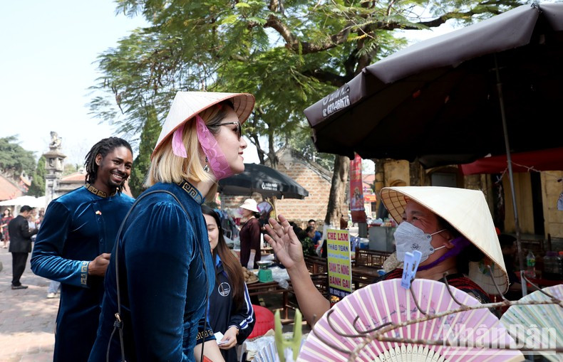 La estadounidense Hyomi se compró un sombrero cónico. La estadounidense Hyomi se compró un sombrero cónico.