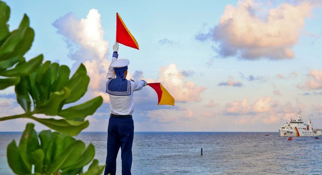 Soldados de Truong Sa realizan la guardia para proteger el mar y el cielo de la Partia día y noche. Soldados de Truong Sa realizan la guardia para proteger el mar y el cielo de la Partia día y noche.