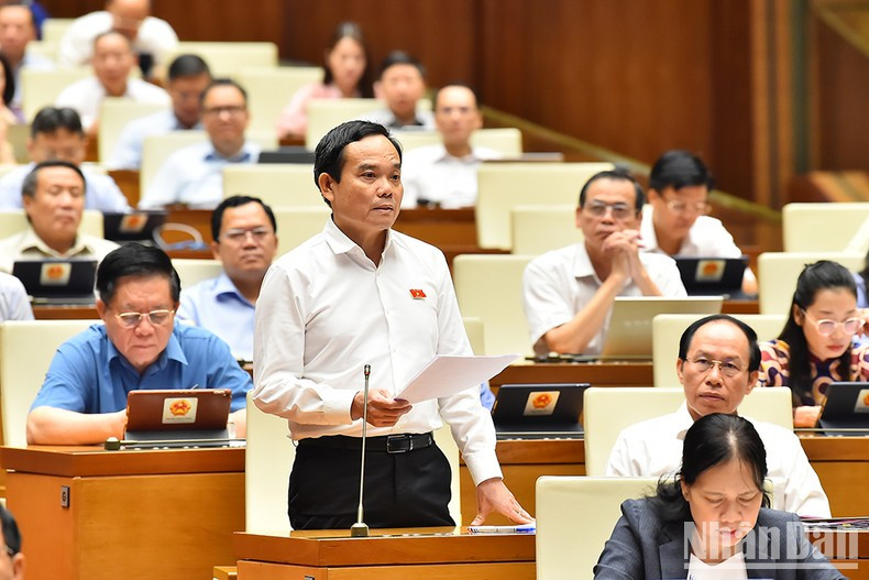 El viceprimer ministro Tran Luu Quang interviene.