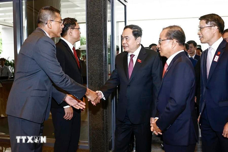 Funcionarios singapurenses dan bienvenida al titular legislativo de Vietnam, Tran Thanh Man. Funcionarios singapurenses dan bienvenida al titular legislativo de Vietnam, Tran Thanh Man.