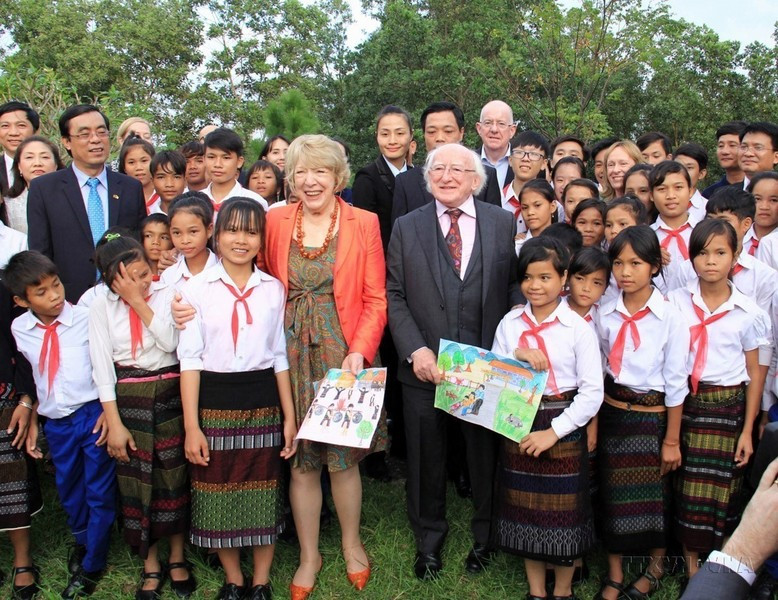 El presidente de la República de Irlanda, Michael Daniel Higgins, y su esposa y estudiantes de la Aldea Infantil “Kids First” en el marco del proyecto "Restauración ambiental y superación de las consecuencias de la guerra" - RENEW (Quang Tri, 2016). El presidente de la República de Irlanda, Michael Daniel Higgins, y su esposa y estudiantes de la Aldea Infantil “Kids First” en el marco del proyecto "Restauración ambiental y superación de las consecuencias de la guerra" - RENEW (Quang Tri, 2016).