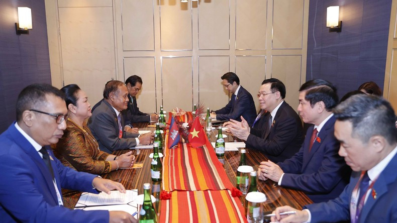 En el encuentro entre los dos dirigentes de Vietnam y Camboya. En el encuentro entre los dos dirigentes de Vietnam y Camboya.