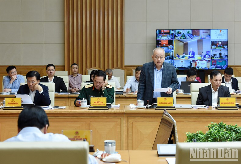 Un representante del Ministerio de Planificación e Inversión habla en la cita.