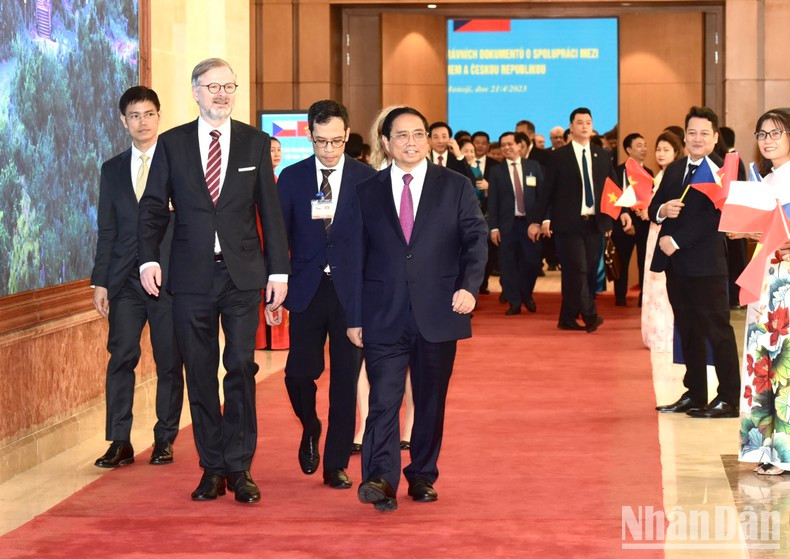 El primer ministro Pham Minh Chinh se despide del visitante checo. El primer ministro Pham Minh Chinh se despide del visitante checo.