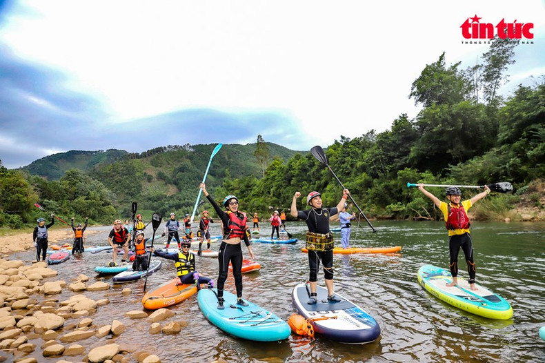 En 2023, el distrito de Binh Lieu, en coordinación con la compañía turística May 5 Travel, lanzó por primera vez el servicio de surf de pala, que atrajo un gran número de turistas. En 2023, el distrito de Binh Lieu, en coordinación con la compañía turística May 5 Travel, lanzó por primera vez el servicio de surf de pala, que atrajo un gran número de turistas.