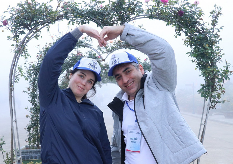 El segundo secretario de la Embajada de Armenia, Aramazd Murdyan, y su esposa, en el jardín de rosas. El segundo secretario de la Embajada de Armenia, Aramazd Murdyan, y su esposa, en el jardín de rosas.