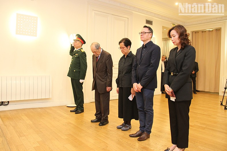 Un representante de la Asociación de Vietnamitas en Francia rinde homenaje al secretario general Nguyen Phu Trong. Un representante de la Asociación de Vietnamitas en Francia rinde homenaje al secretario general Nguyen Phu Trong.