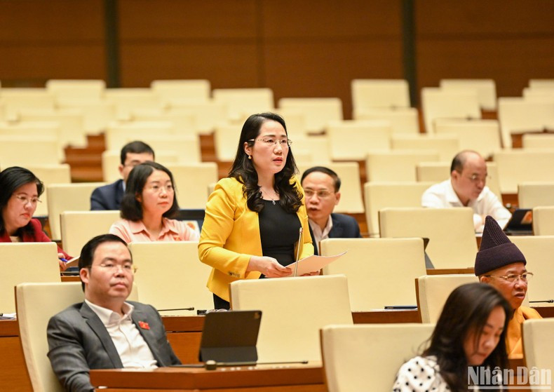 Nguyen Thi Thuy, representante de la provincia de Bac Kan, expresa sus opiniones.