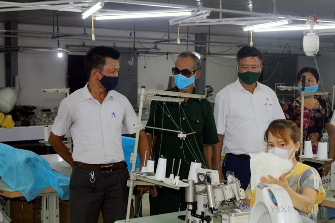 Nguyen Van Hung (izquierda) del pueblo de Duy Tien, de la provincia de Ha Nam, es un víctima directa del Agente Naranja tipo 2 (transmitido por su padre) se esfuerza por desarrollar su modelo de economía familiar. (Foto: VNA) Nguyen Van Hung (izquierda) del pueblo de Duy Tien, de la provincia de Ha Nam, es un víctima directa del Agente Naranja tipo 2 (transmitido por su padre) se esfuerza por desarrollar su modelo de economía familiar. (Foto: VNA)