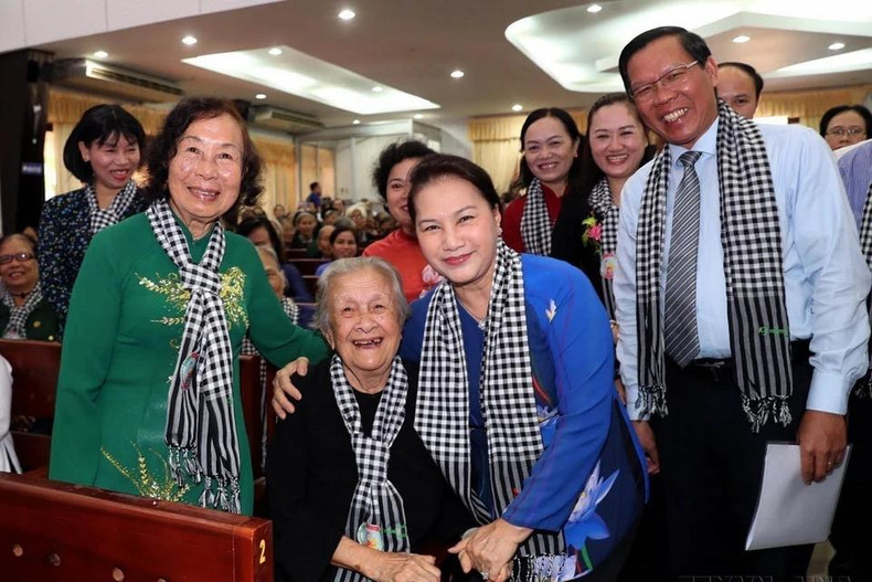 La presidenta de la Asamblea Nacional Nguyen Thi Kim Ngan con ex jóvenes voluntarias en un encuentro del "Ejército de pelo largo" con motivo del 60 aniversario del movimiento Dong Khoi en la provincia de Ben Tre y el centenario del natalicio de la heroína de las Fuerzas Armadas, Nguyen Thi Dinh (2020). Foto: VNA La presidenta de la Asamblea Nacional Nguyen Thi Kim Ngan con ex jóvenes voluntarias en un encuentro del "Ejército de pelo largo" con motivo del 60 aniversario del movimiento Dong Khoi en la provincia de Ben Tre y el centenario del natalicio de la heroína de las Fuerzas Armadas, Nguyen Thi Dinh (2020). Foto: VNA